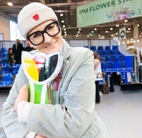 B�rbel Grzenia vom Gartencenter Wansing in Borken freut sich �ber den Gesamtsieg beim IPM Messe-Cup 2026.