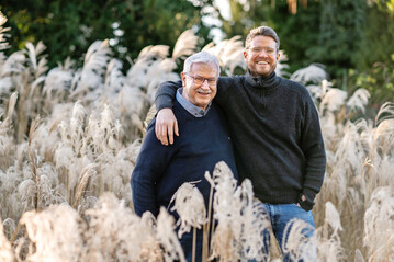 Eine Geschichte, die weiterw�chst: Vor �ber 50 Jahren begann Wolfgang H�rtel, mit Leidenschaft und Hingabe die traditionsreiche G�rtnerei �Foerster Stauden" wieder aufzubauen. Auch in Zeiten des Wandels blieb er und bewahrte, was wertvoll war. Heute f�hrt sein Sohn Henryk diesen Weg weiter, gepr�gt von den Werten der Familie und dem Blick nach vorn.
