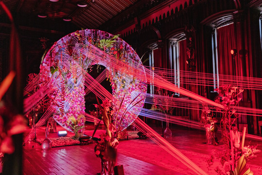 Damien Overputte schuf f�r die Flowertime in Br�ssel eine immersive Installation f�r den gotischen Saal des Br�sseler Rathauses. Inspiriert von Br�sseler Spitze entstand eine Hommage an die belgische Textiltradition � umgesetzt in einem modernen Design und erg�nzt durch tropische Elemente.