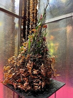 Christa Klein fertigte einen dichten Kokon aus trockenen Zweigen und Blättern. Dieser lässt den frischen Inhalt nur erahnen.