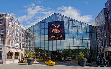 Der gesamte Holland-Park ist in ein groes Gewchshaus gebaut  der einzige Freizeitpark in einem Glashaus.