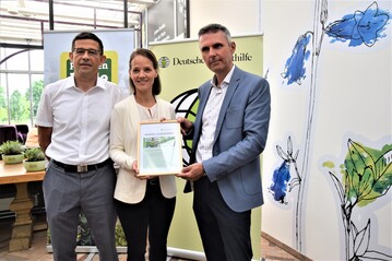 DUH-Bundesgeschftsfhrerin Barbara Metz berreichte den Geschftsfhrern von Pflanzen-Klle Jrg Greimel (r.) und Michael Wittmann (l.) in der Filiale in Teltow eine Urkunde als Anerkennung fr das Umweltengagement durch Mehrweg.