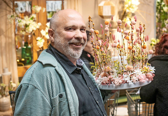 Andreas Frank ist Inhaber des Blumenwerks im baden-württembergischen Neudenau. Mittlerweile ist er auch überregional für seine mit Feinsinn ausgesuchten Farb- und Materialkompositionen bekannt, nicht zuletzt durch Social Media – auf Instagram hat er über 21.000 Follower.
<a href="https://www.blumenwerk-neudenau.de" target="_blank" >www.blumenwerk-neudenau.de</a>