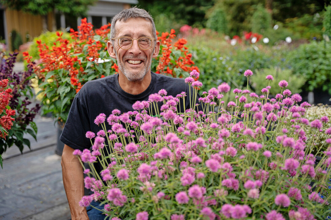 Rainer Koch von der LVG Heidelberg begeistert sich f�r die Vielfalt auf dem Sortenpr�ffeld.