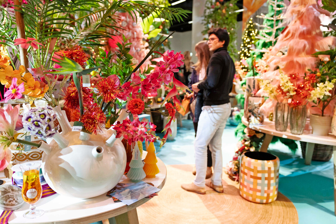 „Tropical Bounty“ auf der Christmasworld 2026: Die Sonderschau Decoration Unlimited zeigte mit tropischen Farben und aufmerksamkeitsstarken Themenwelten, wie sich das Weihnachtsgeschäft im Gartenfachhandel emotional und umsatzstark inszenieren lässt.
