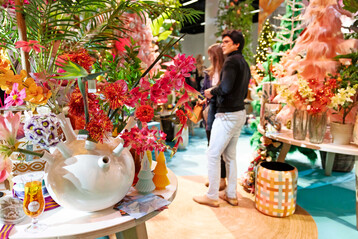 „Tropical Bounty“ auf der Christmasworld 2026: Die Sonderschau Decoration Unlimited zeigte mit tropischen Farben und aufmerksamkeitsstarken Themenwelten, wie sich das Weihnachtsgeschäft im Gartenfachhandel emotional und umsatzstark inszenieren lässt.