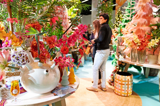 �Tropical Bounty� auf der Christmasworld 2026: Die Sonderschau Decoration Unlimited zeigte mit tropischen Farben und aufmerksamkeitsstarken Themenwelten, wie sich das Weihnachtsgesch�ft im Gartenfachhandel emotional und umsatzstark inszenieren l�sst.