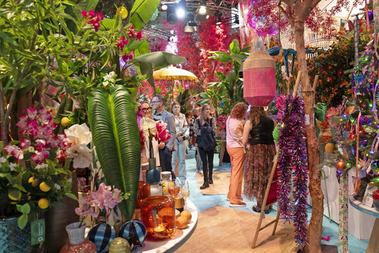 Weihnachten kann auch tropisch sein, das zeigte die Sonderschau Decoration Unlimited � mit Flamingos statt Rentieren, mit Palmen statt Tannenb�umen, und trotzdem voller Herzensw�rme und Familiengef�hl.
