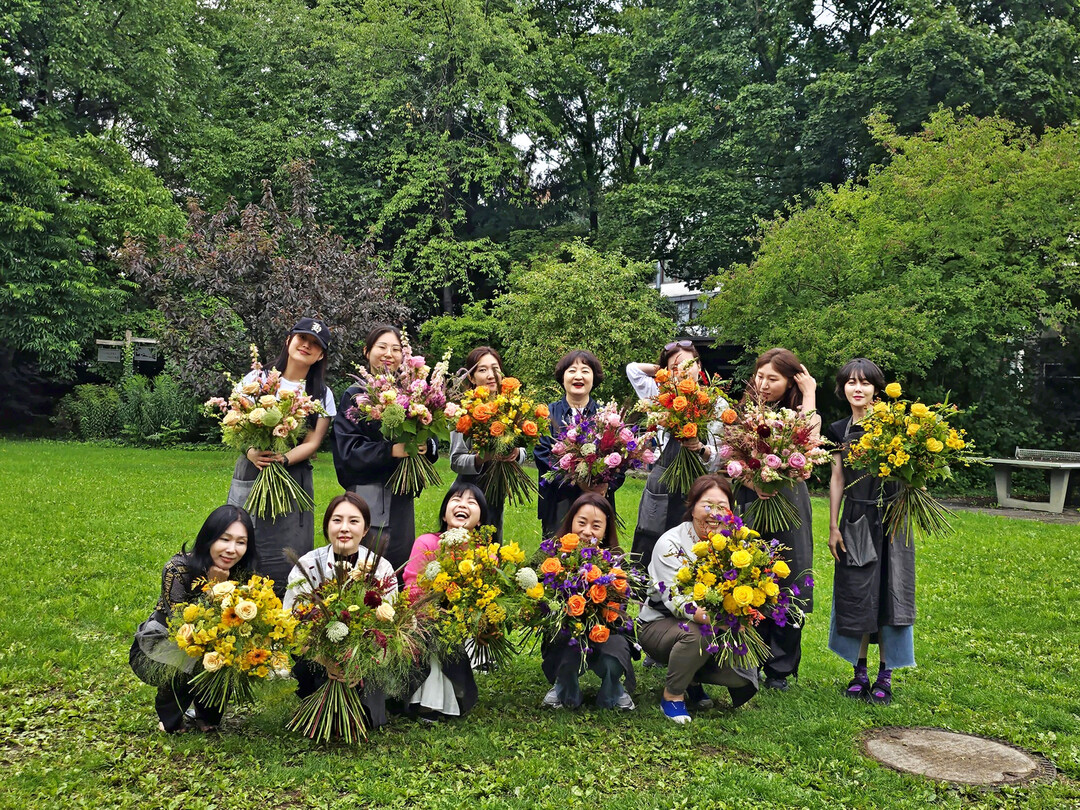 Die zwölf Schülerinnen des Lehrgangs 2025.