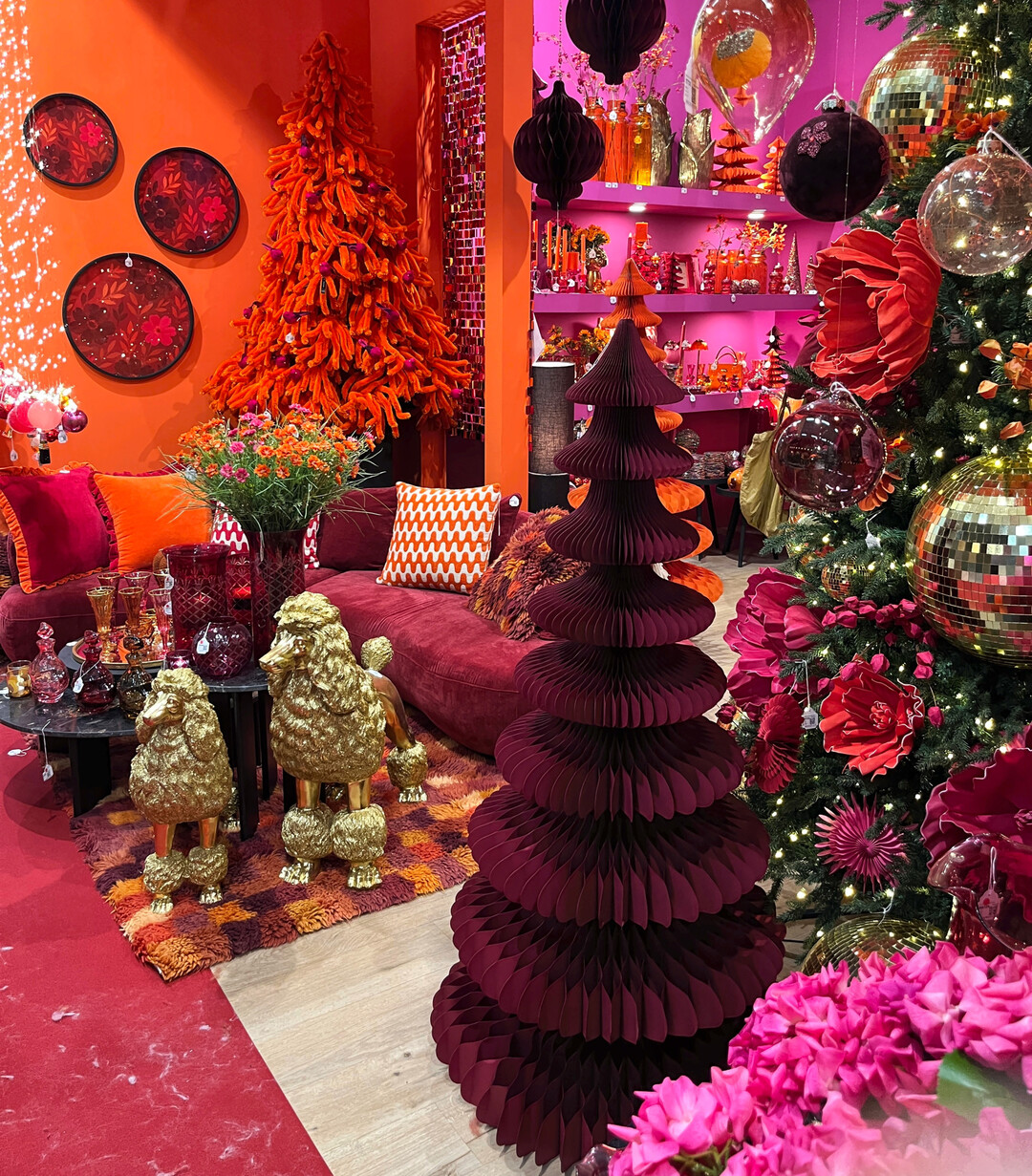 Zwischen klassischem Rot-Gr�n und fr�hlich-bunter Partywelt: Auf der Christmasworld zeigte sich Weihnachten als emotionale B�hne � mal traditionell, mal ausgelassen inszeniert, als bewusstes Gegenbild zu einer zunehmend unsicherer scheinenden Welt.