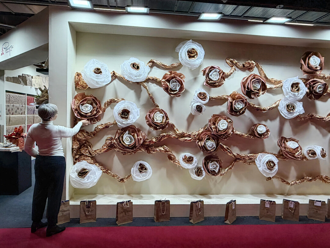 Blickfang und Inspiration: Der Gang �ber die Messe bietet neben Produktneuheiten auch immer wieder Inspiration in Sachen POS-Gestaltung, wie etwa die �berdimensionalen Rosen aus Blumenseide am Stand von PNP Plast Italy. www.pnpplast.it