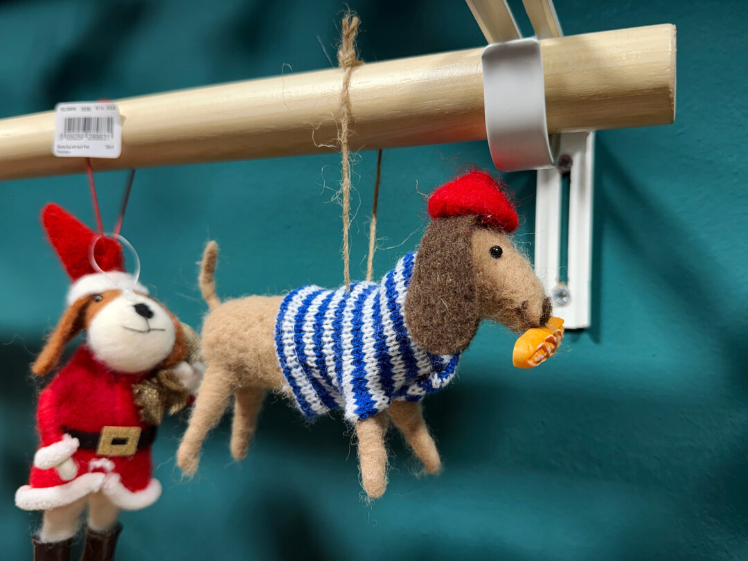 Gefilzt, gestickt oder als Glasornament: Der Dackel als Trendtier wurde �ber alle Weihnachtskollektionen von Sass & Belle aus London bespielt. Au�erdem zogen Hummer, Sardinen in der Dose und andere kulinarischen Ideen als Baumschmuck die Blicke auf sich. www.sassandbelletrade.co.uk