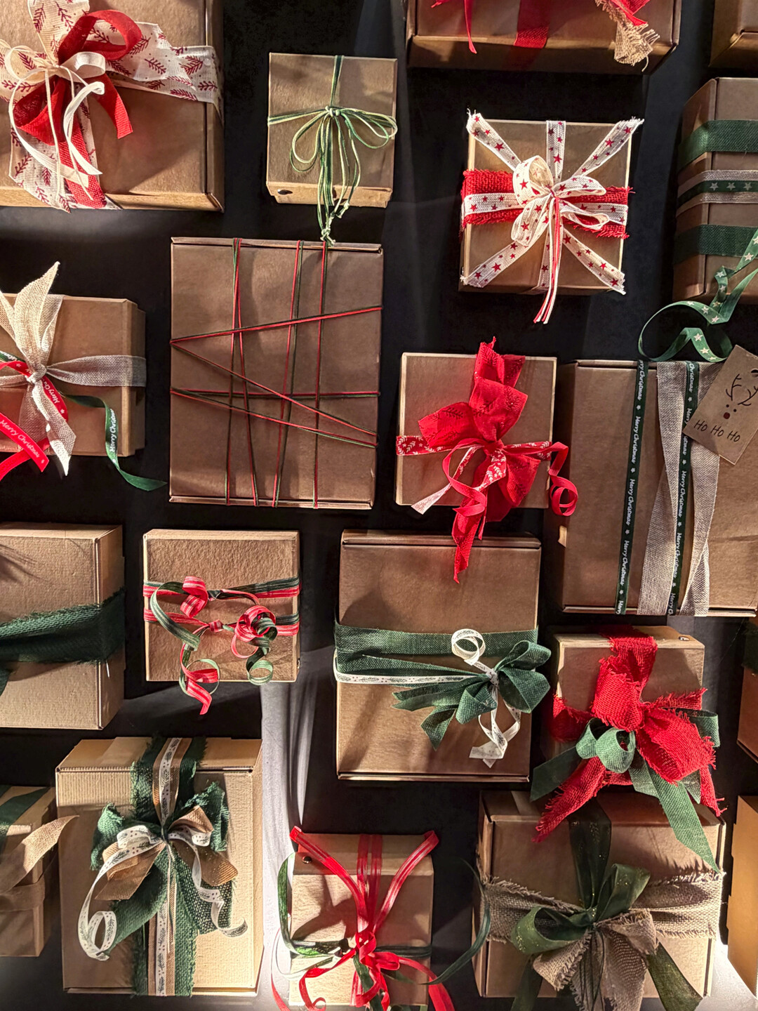 Traditionell: Die Kombination von Rot und Gr�n als klassisches Weihnachtsthema wurde an vielen St�nden mit einem modernen Twist inszeniert, wie hier beim Band-Hersteller Goldina Loy aus Landsberg/Lech. www.goldina.de 