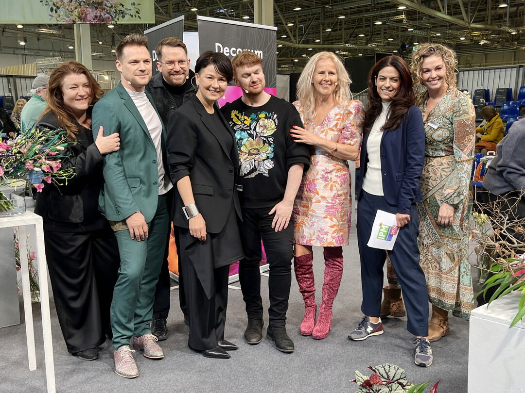 F�r Floos auf der Showb�hne standen Yulia Medvedyeva  (4.v.l.) aus Estland, Stefan van Berlo (2.v.l.) aus Belgien, John Massie (5.v.l.) aus UK, Johann Obendrauf (3.v.l.)  aus �sterreich, Rudy Casati aus Italien, Alex Segura und Carles J. Fontanillas aus Spanien sowie Iza Tkacyk aus Polen.