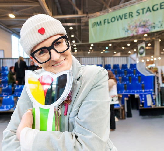 B�rbel Grzenia vom Gartencenter Wansing in Borken freut sich �ber den Gesamtsieg beim IPM Messe-Cup 2026.