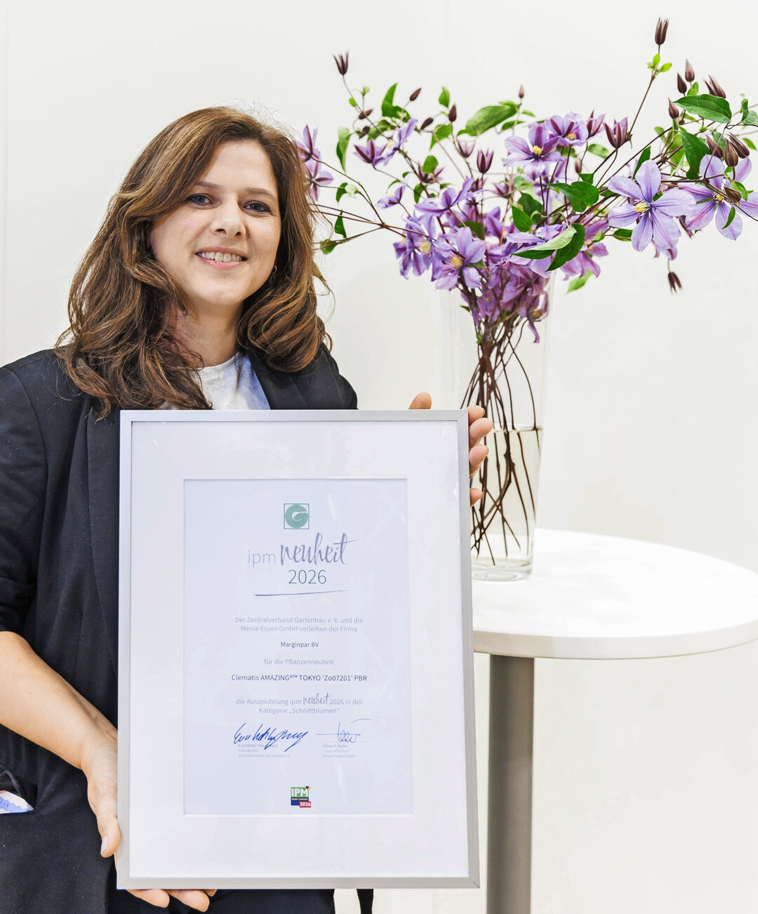 Ausgezeichnete IPM-Neuheit in der Kategorie �Schnittblumen�: 
<i>Clematis </i>
�Amazing Tokyo� von Marginpar �berzeugte die Jury mit stabilen St�ngeln und einer offenen Bl�tenform, die vielf�ltige floristische Einsatzm�glichkeiten er�ffnet. Im Bild Helena van Achterberg vom Marginpar mit der Siegerurkunde. 