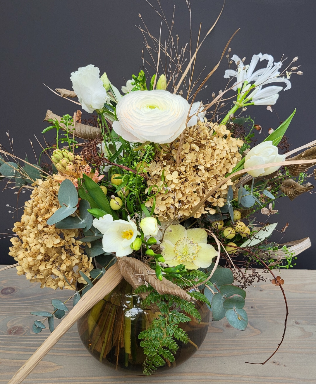 Der Winterstrau von Lisa Wasser, Blumenhaus Wasser in Mannheim (
<a href="https://www.instagram.com/blumenhaus_wasser/"  target="_blank" >@blumenhaus_wasser</a>
). Die Floristin wrde in ihrem Laden zu Jahresbeginn auch gern eher zurckhaltend-winterlich starten, hat aber die Erfahrung gemacht, dass ihre Kunden gern die Wahl haben wollen und gerade an trben Wintertagen eher zu krftigeren Farben greifen.