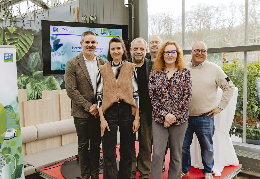 Gaben einen ersten Einblick in die Planungen zur spoga+gafa 2026: Sebastian Rosito (l.), Geschäftsbereichsleiter Koelnmesse, und Claudia Maurer (2.v.r.), Director spoga+gafa, zusammen mit den Verbandsvertretern Anna Hackstein (2.v.l.) IVG; Nobert L. Jedrau, (3.v.l.) BIAG und Jörn Brüningholt (3.v.r.), BHB. Gastgeber war Christian Dinger (r.), Gartencenter Dinger’s in Köln.