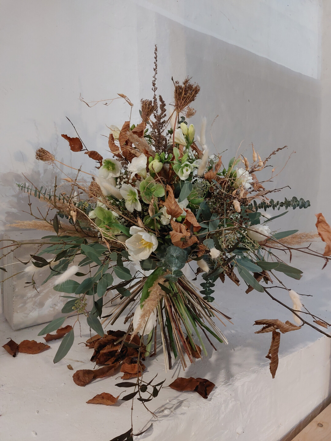 Susanne Arndt von der bltenMeisterei in Ribnitz-Damgarten (
<a href="https://www.instagram.com/bluetenmeisterei/"  target="_blank" >@bluetenmeisterei</a>
) hat fr unsere Challenge einen tollen Strau aus trockenen Materialien, zarten Helleborusblten und weien Tulpen gefertigt. hnlich wie bei ihrem Strau wird in der bltenMeisterei im Januar und Februar viel mit Trockenmaterialien und eher zurckhaltenden Bltenfarben gearbeitet  bis zum Valentinstag. Dann wollen die Kunden mehr Farbe in ihrem Zuhause, so die Erfahrung der Floristin. 