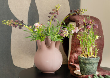 Bei den Blumen und Pflanzen passen Farben wie helles Gelb und Lachstne in Kombination mit dunklen und grauen Grntnen zum Trend. Die Accessoires sind natrlich, handgefertigt, klobig, umweltfreundlich und recycelt.