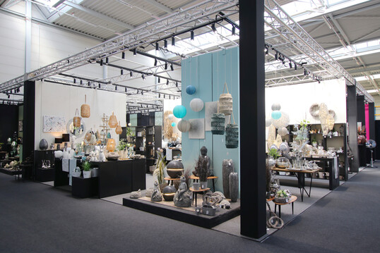 Das Showroomcenter Köln vereint auf fast 12.000 m² über 20 Marken unter einem Dach – verteilt auf zwei Gebäude im Showroom von dpi-floral und mit klarer Ausrichtung auf ein gemeinsames Ausstellungskonzept mit Messecharakter.