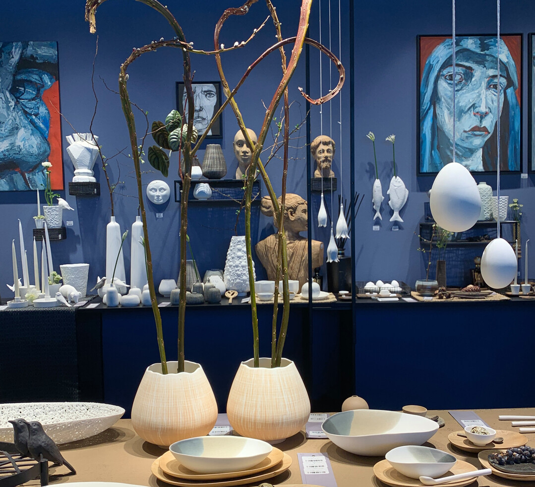 Detlef Klatt inszenierte filigrane Wohnaccessoires aus Knochenporzellan vor einer tiefblauen Wand. 
<a href="http://www.klatt-objects.com"  target="_blank" >www.klatt-objects.com</a>
