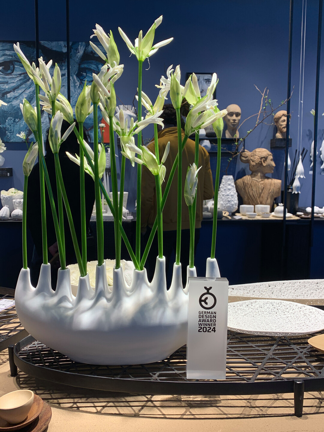 Detlef Klatt inszenierte filigrane Wohnaccessoires aus Knochenporzellan vor einer tiefblauen Wand. 
<a href="http://www.klatt-objects.com"  target="_blank" >www.klatt-objects.com</a>
