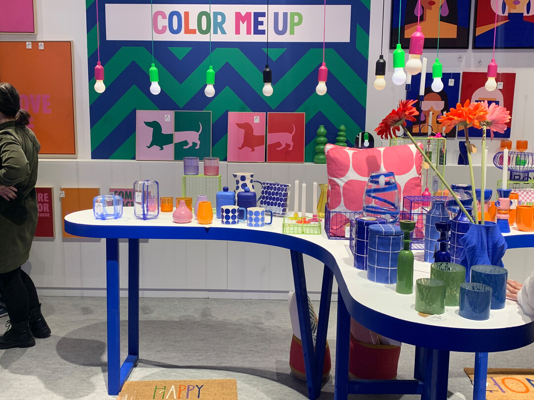 Colour-Blocking als Bhne fr klares Design und unifarbene Wohnaccessoires am Stand von Boltze, Braak. 
<a href="https://www.boltze.com"  target="_blank" >www.boltze.com</a>