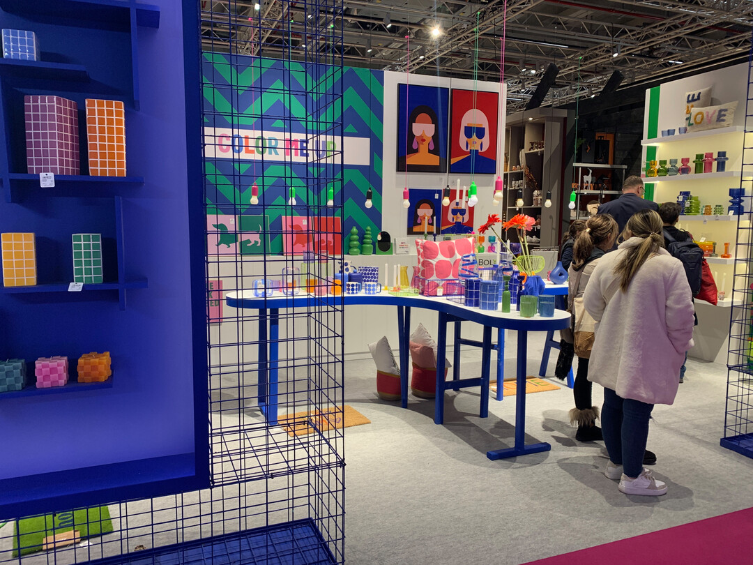 Colour-Blocking als Bhne fr klares Design und unifarbene Wohnaccessoires am Stand von Boltze, Braak. 
<a href="https://www.boltze.com"  target="_blank" >www.boltze.com</a>