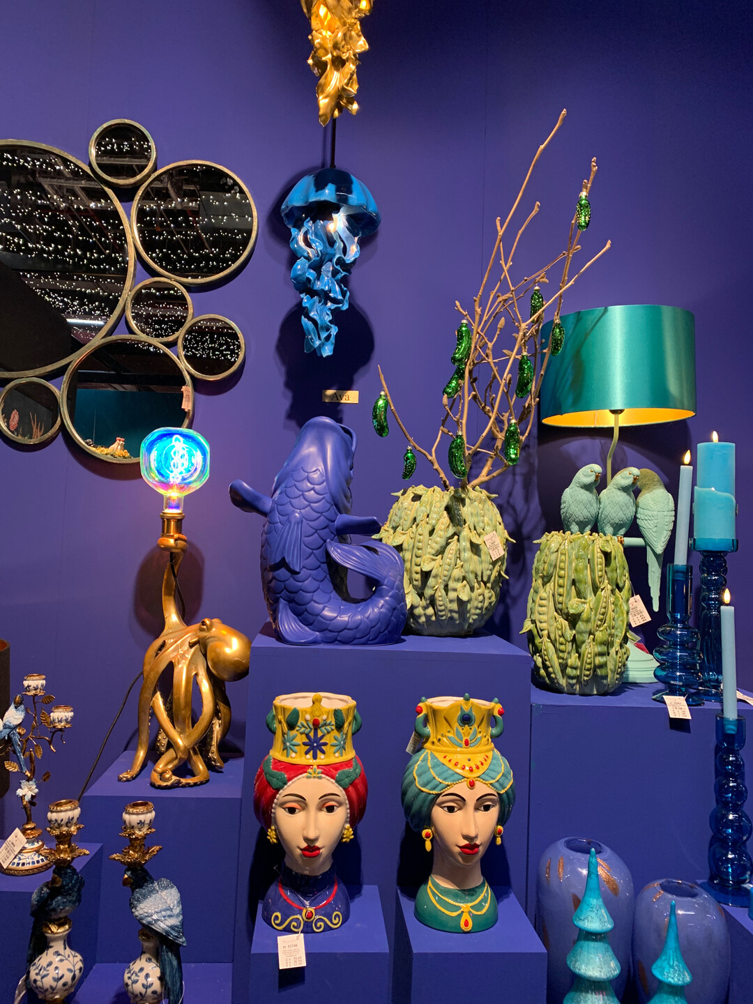 Quallen, Kakadus und exotische Tiere wirken vor der leuchtend blauen Wand am Stand von Werner Vo, Mnster. 
<a href="https://www.wernervoss.com"  target="_blank" >www.wernervoss.com</a>
 