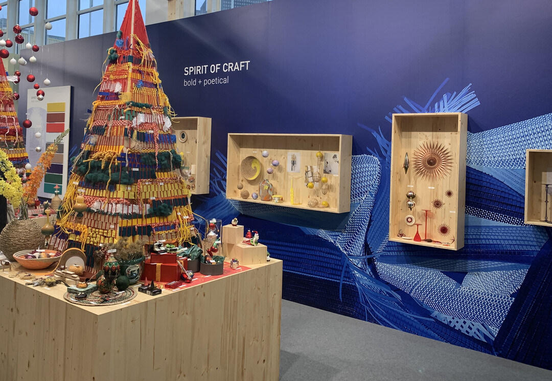 Auf der Christmasworld Trends 24+ Sonderflche inszenierte das Stilbro bora.herke.palmisano unter anderem den Stiltrend Spirit of Craft. Die Farbpalette voller intensiver Tne wirkte vor allem vor dem tiefblauen Hintergrund sehr modern und lebendig. 