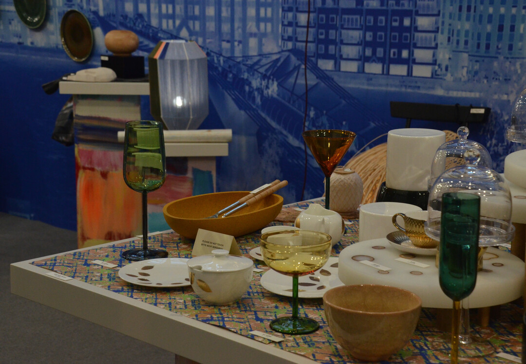 Auch bei den Ambiente Trends 24+ stach das Trendthema Spirit of Craft dank des blauen Hintergrunds hervor. Kunsthandwerk und Einzelstcke mit Vintageanmutung kamen vor einer Wand im Cyanotypie-Look hervorragend zur Geltung. 