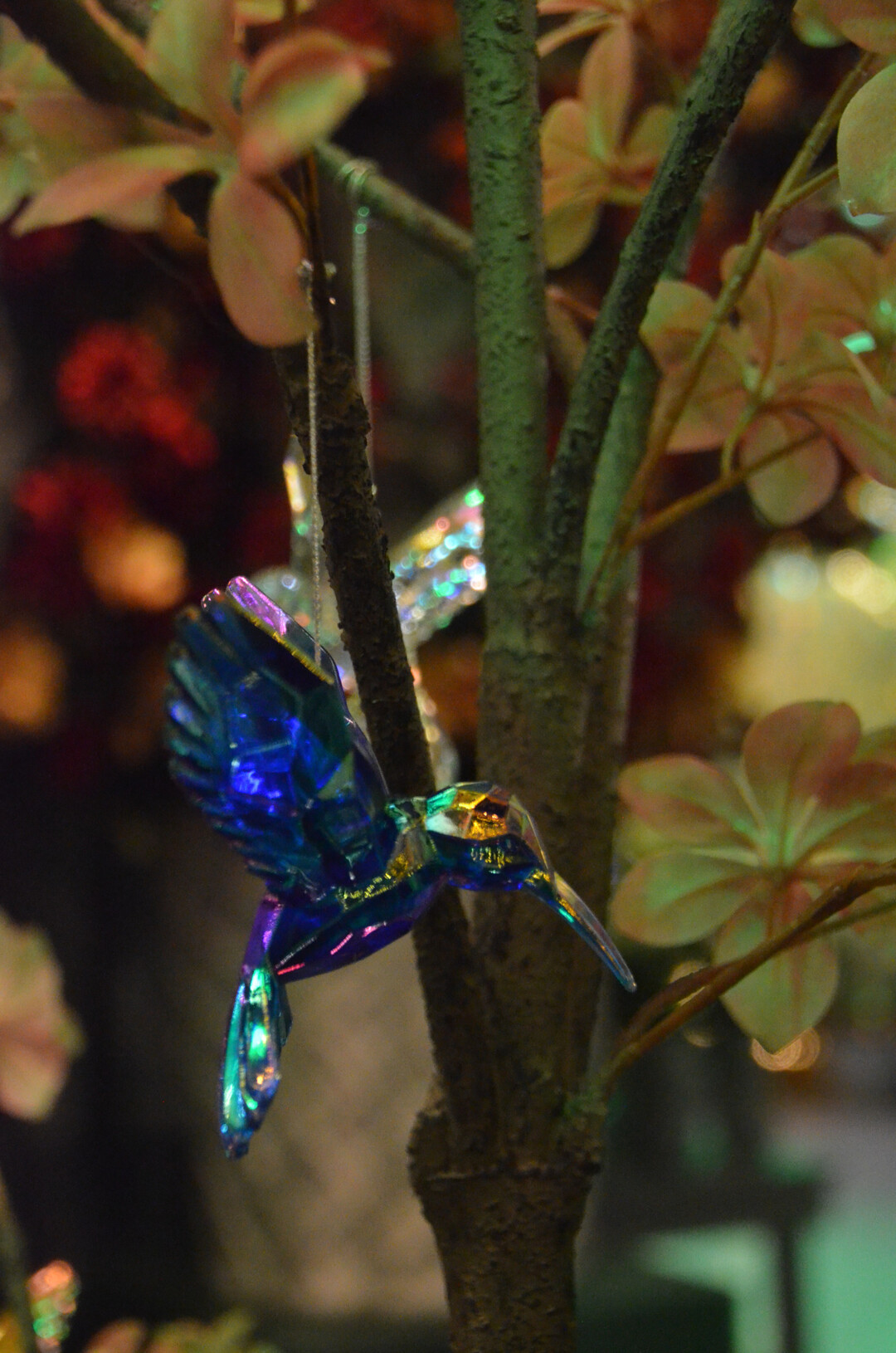Schimmernde Kolibris brachten blaue Akzente in die ppig-grne Inszenierung Decoration Unlimited des niederlndischen Teams von 2Dezign, das in diesem Jahr mit Mystic Vibes ein verwunschenes Dschungelsetting gewhlt hatte. 