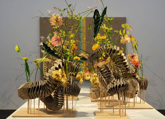 Blumen f�r die Kunst, Aargauer Kunsthaus 
Florale Interpretation: Nicolaus Peters, Berlin (DE) Werk: Jean Pfaff, Spaltkasten, 1974 Aargauer Kunsthaus / Ankauf, 1978 � 2026, ProLitteris, Z�rich