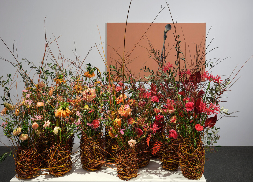 Blumen f�r die Kunst, Aargauer Kunsthaus
Florale Interpretation: Kathrin Muggli, Hinwil
Werk: Guido Nussbaum, Mikrophon, 1986
Aargauer Kunsthaus / Ankauf, 2000