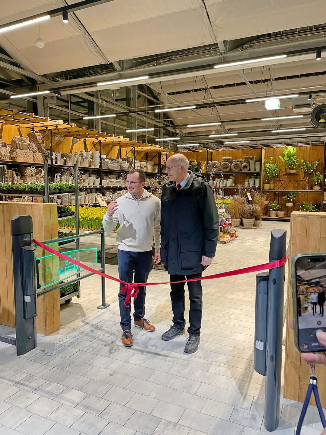 Eröffnung des Gartencenters für die geladenen Gäste durch Sohn Alexander (l.) und Michael Kutter.