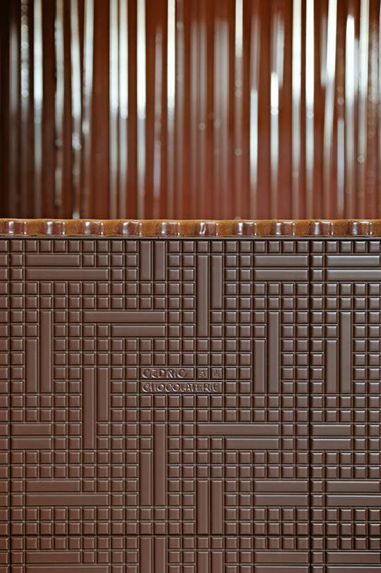 Installation aus echter, z�h die Wand hinter dem Tresen herabrinnender Schokolade.