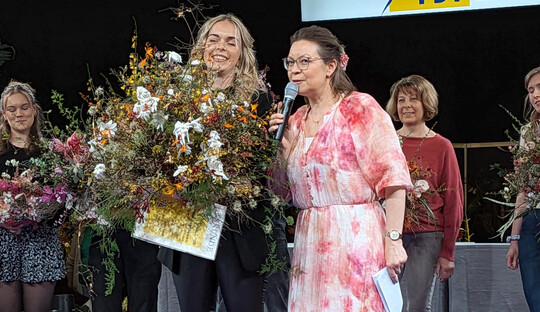 Lydia Senf von Die Blumenwerkstatt in Oschatz bekam beim Strau�wettbewerb die beste Jurybewertung.