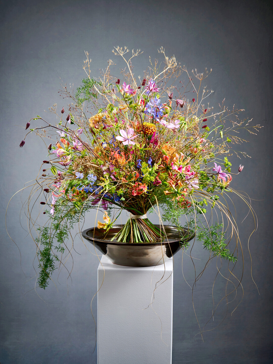 For Elisabeth Schoenemann, the greatest joy is creating airy bouquets without a support structure. The key to this is thorough trimming. The variety of flowers is supplied by Marginpar, the show�s sponsor. 