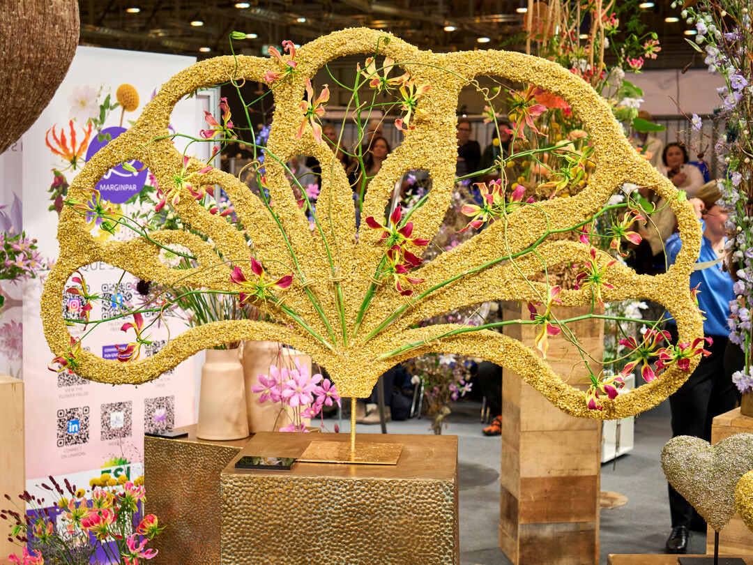 Hanneke Frankema loves curved, feminine lines. She covered the plywood shape with shredded Craspedia flower heads. She covered the heart next to it with the chopped-up stems. Two visually appealing results of her experiments aimed at reducing waste in floristry. 