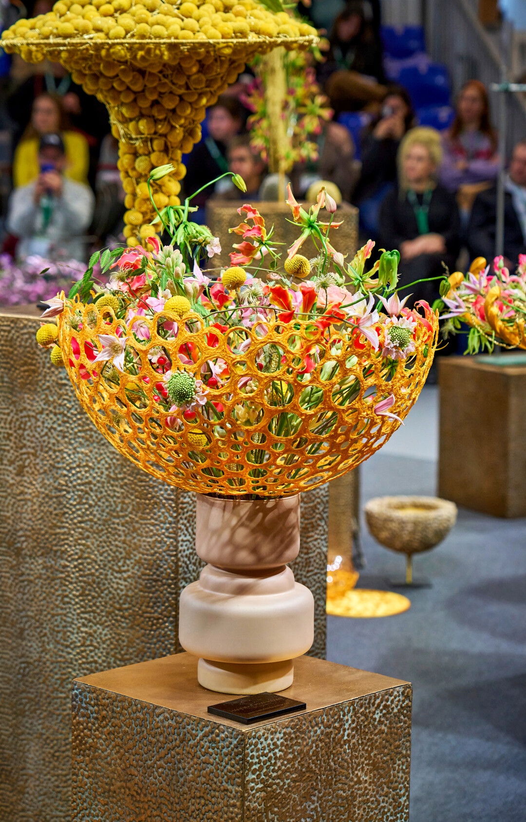 Hanneke Frankema jokes on stage that her 3D printer runs 24 hours a day. That�s how the bowl-shaped frame for this bouquet came about, for example. 