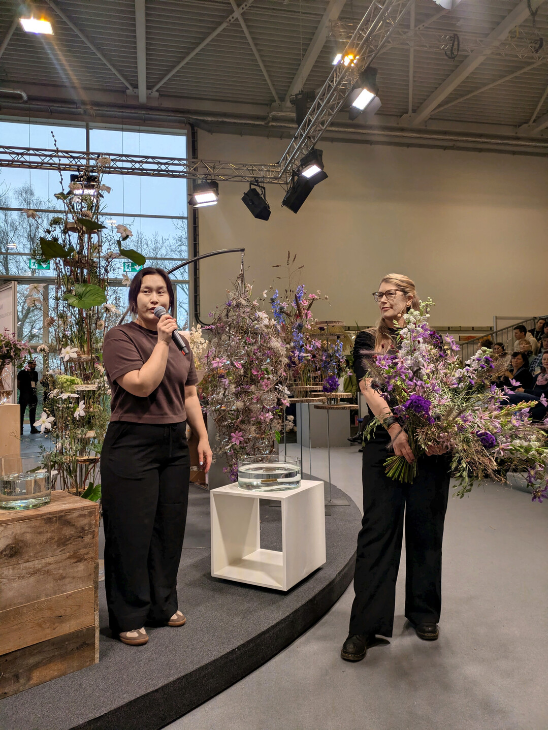 Sara-Lisa Ludvigsson (right) took the bouquet from Lisa Ebba Bengtzon so that she could explain what had inspired her. The up-and-coming talent spoke of the Swedes� love of nature.