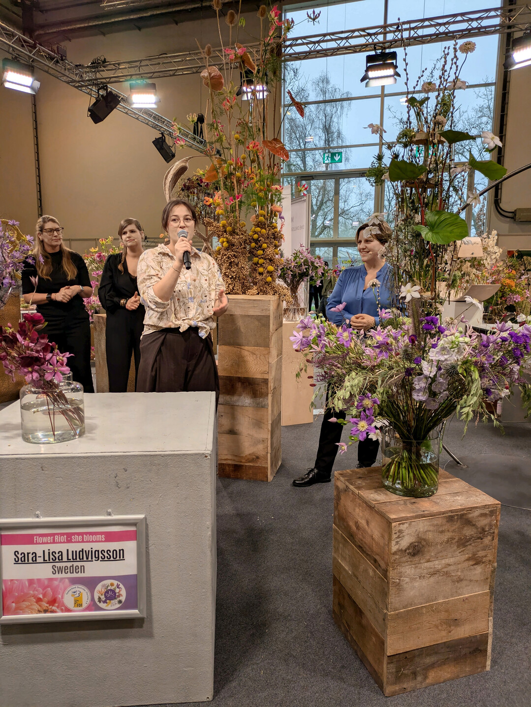 Elisabeth Schoenemann (rechts) trat f�r Kim B�chholdt in den Hintergrund. �Jeder hat hier Raum und kann hier lernen�, sagte die junge Floristin. Elisabeths Rat an ihren Sch�tzling war: �Mach den Kopf aus und go for it!�