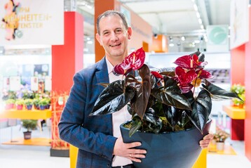 In der Kategorie Blhende Zimmerpflanzen erhielt die Auszeichnung IPM Neuheit 2023 Anthurium andreanum Anthfysan Delicata von Anthura aus den Niederlanden. Das fast schwarzgrne Laub in Kombination mit dem warmen Rot der Blten macht diese Anthurie zu etwas ganz Besonderem. Ein edles Produkt, das zur Profilierung im Fachhandel beitragen wird. Anmutig, raffiniert und leicht in der Pflege. Im Bild: Stefan de Hoog, Anthura.