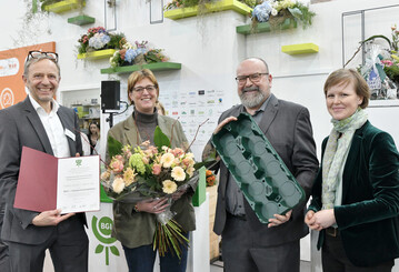 Von rechts: BGI-Vorstand Anja Schneider und BGI-Geschftsfhrer Frank Zeiler gratulierten Flora Spth, Vorstandsmitglied der Euro Plant Tray eG und Dirk Bansemer, Geschftsfhrer der Euro Plant Tray GmbH auf der IPM Essen zum Preis.