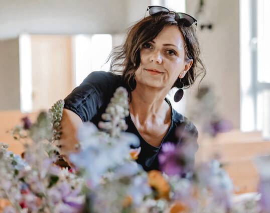 Rieke Rahlfes ist Inhaberin von�Milles Fleurs in Hannover. Das Unternehmen besteht aus zwei Gesch�ftsbereichen � der Auftragsfloristik und der Event-Location �S�d33�, in der sich auch die Blumenwerkstatt befindet. Schwerpunkte der Floristmeisterin sind Hochzeitsfloristik und Trauerfloristik. Rieke Rahlfes betreibt zudem einen Online-Shop und bietet Coachings f�r Floristen.�
<a href="https://shop-milles-fleurs.de/"  target="_blank" >shop-milles-fleurs.de</a>