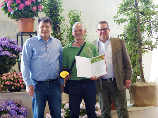 Bert von der Forst (Mitte) ist Inhaber der Firma Gartengestaltung und Dekoration Bert von der Forst in Cottbus. Er ist ein gefragter Fachmann, wenn es um Neuanlagen von G�rten, Teichen und Treppen geht. Der erfahrene Gestalter hat in der Vergangenheit zahlreiche Hallenschauen bei Bundes- und Landesgartenschauen selbst geplant und gestaltet. F�r seine Hallenschau auf der BUGA Mannheim 2023 erhielt er etwa die gro�e Goldmedaille (siehe Bild).