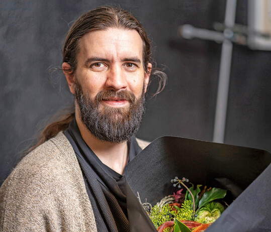 Christopher Ernst verantwortet und gestaltet die Blumenschauen auf der Landesgartenschau in Leinefelde-Worbis. Der Deutsche Meister der Floristen 2022 verf�gt �ber mehrere Jahre Erfahrung in der Gestaltung floristischer Hallenschauen.