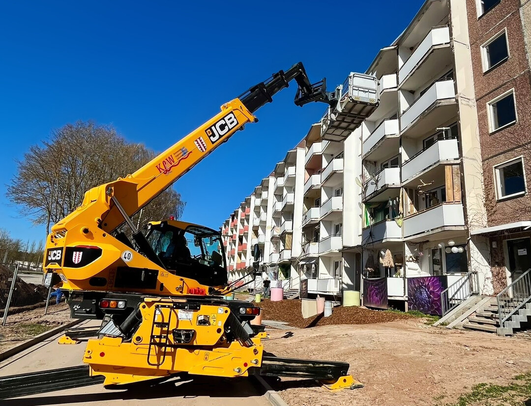 Der Blumenblock der Landesgartenschau 2026 in Leinefelde-Worbis � via Teleskoplader werden Ausstellungsst�cke in den leer stehenden Plattenbau bef�rdert. 