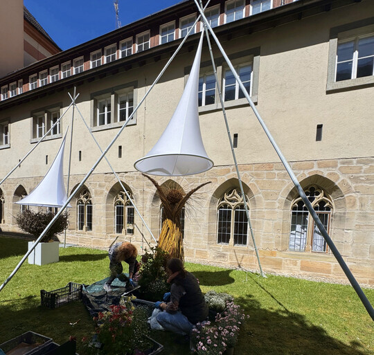 Ein Ausstellungsraum mit Geschichte: Der vollst�ndig erhaltene gotische Kreuzgang wurde zwischen 1468 und 1473 errichtet. 29 Fenster mit formenreichem Ma�werk sorgen f�r ein sich �nderndes Licht- und Schattenspiel. 